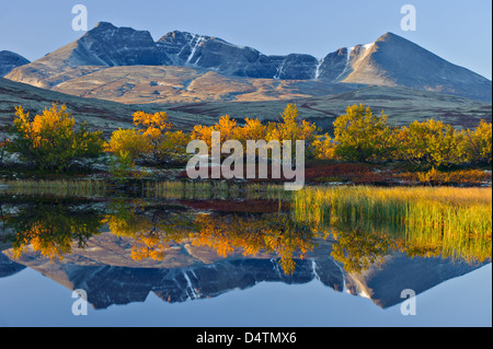 Reflet de Rondslottet mountain. Parc national de Rondane, Norvège, Europe Banque D'Images