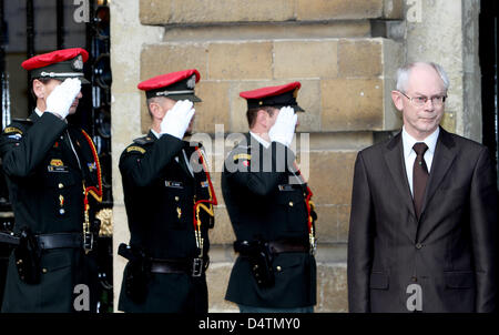 Le Premier ministre belge Herman Van Rompuy (R) assiste à la célébration annuelle de la King's fête au Palais de la nation, le bâtiment du Parlement à Bruxelles, Belgique, 15 novembre 2009. Photo : Patrick van Katwijk Banque D'Images