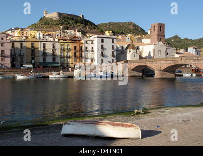 Vue de l ?Castello Malaspina ? Ou ?Castello di Serravalle ? Construite au 12ème siècle et de la rivière Temo, dans le village pittoresque Bosa en Sardaigne, Italie, 08 septembre 2009. Photo : Roland Holschneider Banque D'Images