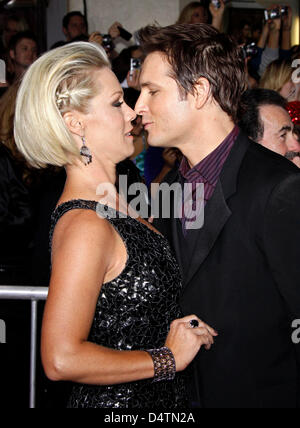 L'actrice Jennie Garth et son mari Peter Facinelli arriver lors de la première mondiale du film "Twilight : New Moon' au village de Bruin et théâtres à Westwood, Los Angeles, USA, 16 novembre 2009. Photo : Hubert Boesl Banque D'Images