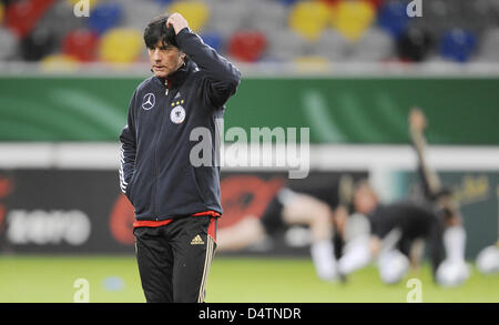 L'entraîneur national allemand Joachim Loew photographié pendant une session de formation de l'équipe nationale de football allemande à Duesseldorf, Allemagne, 17 novembre 2009. L'équipe allemande fera face à la Côte d'Ivoire dans un match amical à Gelsenkirchen le 18 novembre 2009. Photo : ACHIM SCHEIDEMANN Banque D'Images