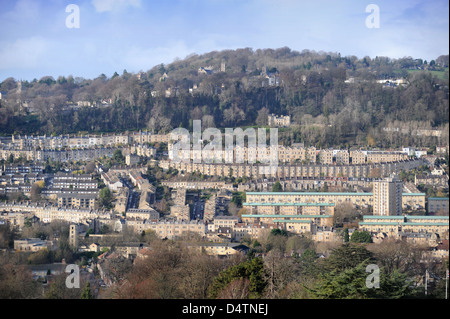 Vue sur les toits de baignoire dont le bloc d'appartements Berkeley House (en bas à droite), Belgrave Crescent (ci-dessus) et Lansd Banque D'Images