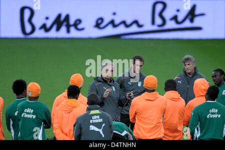 Vahid Halilhodzic, entraîneur-chef de l'équipe nationale de football de la Côte d'Ivoire, parle à son équipe pendant une session de formation au stade VeltinsArena à Gelsenkirchen, Allemagne, 17 novembre 2009. L'équipe devra faire face à l'Allemagne dans un match amical à Gelsenkirchen le 18 novembre 2009. Photo : Federico Gambarini Banque D'Images