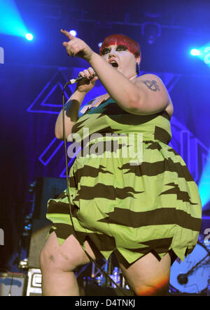 Beth Ditto, chanteuse du groupe Gossip ?, ?Qui est représenté sur scène pendant un concert au Palladium ? ? À Cologne, Allemagne, 18 novembre 2009. Photo : Joerg Carstensen Banque D'Images