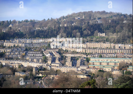 Vue sur les toits de baignoire y compris Belgrave Crescent et Lansdown Woods (haut) Somerset UK Banque D'Images