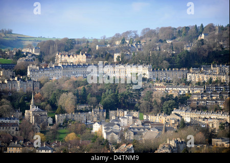 Vue sur les toits de baignoire y compris Camden Crescent et Lansdown Woods (haut) Somerset UK Banque D'Images