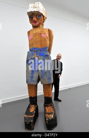 L'artiste allemand Georg Baselitz se tient derrière la sculture en bois ?ma nouvelle PAC ? (2003) dans l'exposition ?Baselitz ? Au musée Frieder Burda à Baden-Baden, Allemagne, 17 novembre 2009. L'exposition offre un aperçu complet de l'œuvre artistique de Georg Baselitz et sera exposé au musée Frieder Burda et Staatliche Kunsthalle Baden-Baden du 21 novembre 2009 jusqu'à 14 Ma Banque D'Images