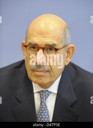 Mohamed ElBaradei, Directeur général de l'Agence internationale de l'énergie atomique (AIEA), des sourires au cours d'une conférence de presse à Berlin, Allemagne, 20 novembre 2009. L'homme politique l'espoir d'un accord dans le conflit nucléaire avec l'Iran jusqu'à la fin de l'année. Photo : Soeren Stache Banque D'Images