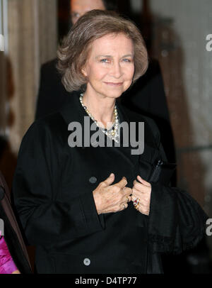 La Reine Sofia d'Espagne assiste à un concert célébrant le 20e anniversaire de l'ENFANT DES NATIONS UNIES Convention Droit à Berwaldhallenin Stockholm, Suède, le 19 novembre 2009. Photo : Patrick van Katwijk Banque D'Images