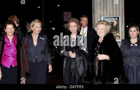 La Reine Silvia de Suède (l-r), la reine Paola de Belgique, la Reine Sofia d'Espagne et de la Reine Beatrix des Pays-Bas assister au concert pour célébrer le 20e anniversaire de la Convention des Nations Unies sur le droit de l'enfant Berwaldhallen à Stockholm, Suède, le 19 novembre 2009. Photo : Patrick van Katwijk Banque D'Images