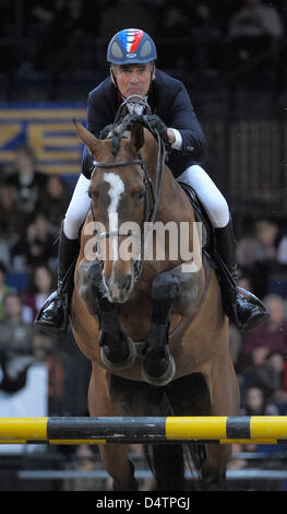 Cavalier français Michel Robert et son cheval Kellemoi de Pepita vu en action lors du Grand Prix du tournoi Masters allemand à Stuttgart, Allemagne, 22 novembre 2009. Photo : Ronald Wittek Banque D'Images