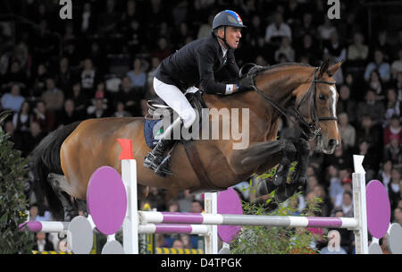 Cavalier français Michel Robert et son cheval Kellemoi de Pepita vu en action lors du Grand Prix du tournoi Masters allemand à Stuttgart, Allemagne, 22 novembre 2009. Photo : Ronald Wittek Banque D'Images