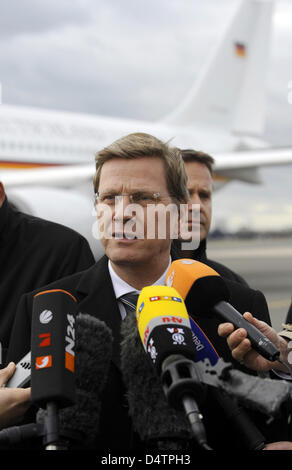 Le ministre des Affaires étrangères allemand Guido Westerwelle (2-R) donne une courte déclaration à la presse avant son départ pour Israël à la section militaire de l'aéroport Tegel de Berlin, Berlin, Allemagne, 23 novembre 2009. Westerwelle est parti en Israël pour une visite officielle de deux jours. Photo : RAINER JENSEN Banque D'Images