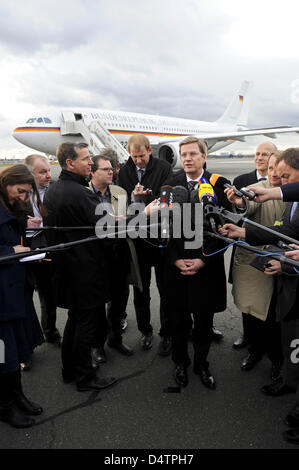 Le ministre des Affaires étrangères allemand Guido Westerwelle donne une courte déclaration à la presse avant son départ pour Israël à la section militaire de l'aéroport Tegel de Berlin, Allemagne, 23 novembre 2009. Westerwelle est parti en Israël pour une visite officielle de deux jours. Photo : RAINER JENSEN Banque D'Images