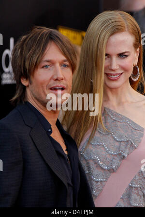 Le chanteur de country australien Keith Urban (L) et son épouse l'actrice australienne Nicole Kidman (R) arrivent pour les American Music Awards 2009 au Nokia Theatre de Los Angeles, CA, United States, 23 novembre 2009. Photo : Hubert Boesl Banque D'Images