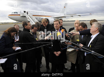 Le ministre des Affaires étrangères allemand Guido Westerwelle donne une courte déclaration à la presse avant son départ pour Israël à la section militaire de l'aéroport Tegel de Berlin, Allemagne, 23 novembre 2009. Westerwelle est parti en Israël pour une visite officielle de deux jours. Photo : RAINER JENSEN Banque D'Images