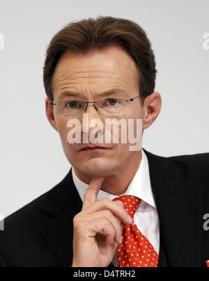 Porsche AG PDG Michael Macht photographié à la solde d'une conférence de presse à Stuttgart, Allemagne, 25 novembre 2009. Au cours de l'exercice 2008/2009, la Porsche Automobil Holding SE a fait un déficit de 3,6 milliards d'euros en raison de l'échec de l'acquisition de Volkswagen et malgré un profit dans la voiture vente. Photo : MARIJAN MURAT Banque D'Images