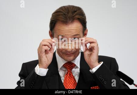 Porsche AG PDG Michael Macht photographié à la solde d'une conférence de presse à Stuttgart, Allemagne, 25 novembre 2009. Au cours de l'exercice 2008/2009, la Porsche Automobil Holding SE a fait un déficit de 3,6 milliards d'euros en raison de l'échec de l'acquisition de Volkswagen et malgré un profit dans la voiture vente. Photo : MARIJAN MURAT Banque D'Images