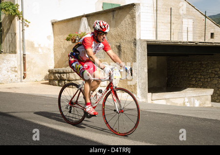 Randonnée à vélo la concurrence dans le sud de la France, dans la Drôme. Avec les montagnes et de belles routes, ce lieu est un paradis pour les amateurs de vélo. Banque D'Images