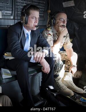 (Fichier - photo datée du 12 novembre 2009) Le fichier photo montre Inspecteur Général de la Bundeswehr Wolfgang Schneiderhan (R) et le ministre allemand de la Défense Karl-Theodor zu Guttenberg dans un avion de transport de l'Armée allemande sur la route de Kaboul, Afghanistan, le 12 novembre 2009. Schneiderhan démissionne en raison du différend sur la frappe aérienne en Afghanistan en septembre 2009. Banque D'Images