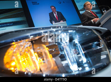 Chef de groupe BMW, Norbert Reithofer, parle lors d'un point de presse sur les résultats annuels de l'entreprise de fabrication automobile à Munich, Allemagne, 19 mars 2013. Après la meilleure année financière de l'histoire de BMW, la société vise à briser des records. Photo : PETER KNEFFEL Banque D'Images