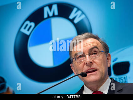 Chef de groupe BMW, Norbert Reithofer, parle lors d'un point de presse sur les résultats annuels de l'entreprise de fabrication automobile à Munich, Allemagne, 19 mars 2013. Après la meilleure année financière de l'histoire de BMW, la société vise à briser des records. Photo : PETER KNEFFEL Banque D'Images