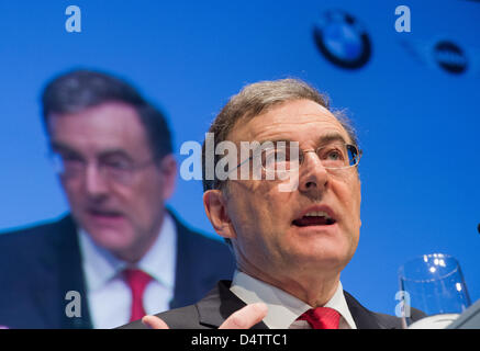 Chef de groupe BMW, Norbert Reithofer, parle lors d'un point de presse sur les résultats annuels de l'entreprise de fabrication automobile à Munich, Allemagne, 19 mars 2013. Après la meilleure année financière de l'histoire de BMW, la société vise à briser des records. Photo : PETER KNEFFEL Banque D'Images