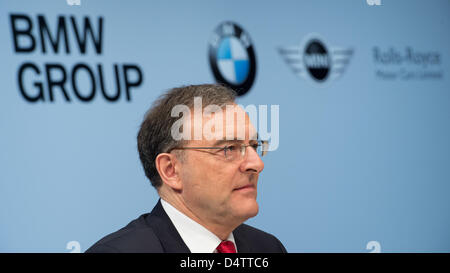 Chef de groupe BMW, Norbert Reithofer, parle lors d'un point de presse sur les résultats annuels de l'entreprise de fabrication automobile à Munich, Allemagne, 19 mars 2013. Après la meilleure année financière de l'histoire de BMW, la société vise à briser des records. Photo : PETER KNEFFEL Banque D'Images