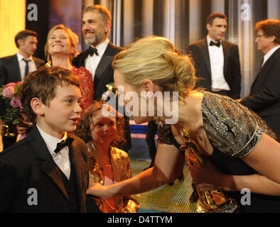 L'actrice britannique Kate Winslet (R entretiens avec de jeunes acteurs Jonjas Haemmerle (L) et Mercedes Jadea Diaz (C) avec leur prix Bambi Bambi award 2009 au gala à Potsdam, Allemagne, 26 novembre 2009. Le Bambi prix décerné chaque année par Hubert Burda Media, cette année ?s Bambi est la 61e édition. C'est le plus ancien et le plus important pour les médias en Allemagne. Photo : Soeren Stache Banque D'Images