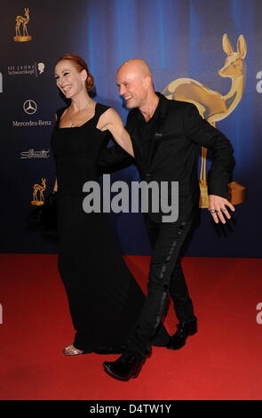 L'actrice allemande Andrea Sawatzki (L) et son mari l'acteur Christian Berkel arrivent pour le gala 2009 Bambi à Potsdam, Allemagne, 26 novembre 2009. Le Bambi prix décerné chaque année par Hubert Burda Media, l ?année thios Bambi est la 61e édition. C'est le plus ancien et le plus important pour les médias en Allemagne. Photo : Jens Kalaene Banque D'Images