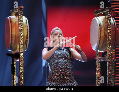 La chanteuse pop colombienne Shakira en prestation au gala 2009 Bambi à Potsdam, Allemagne, 26 novembre 2009. Le Bambi prix décerné chaque année par Hubert Burda Media, cette année ?s Bambi est la 61e édition. C'est le plus ancien et le plus important pour les médias en Allemagne. Photo : Soeren Stache Banque D'Images