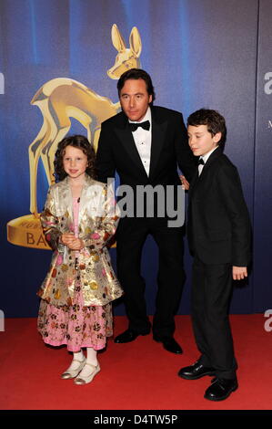 L'acteur et réalisateur allemand Michael ?tyran ? Herbig (C) et de jeunes acteurs Jonas Haemmerle (R) et Mercedes Jadea Diaz (L) arrivent pour le gala 2009 Bambi à Potsdam, Allemagne, 26 novembre 2009. Le Bambi prix décerné chaque année par Hubert Burda Media, l ?année thios Bambi est la 61e édition. C'est le plus ancien et le plus important pour les médias en Allemagne. Photo : Jens Kalaene Banque D'Images
