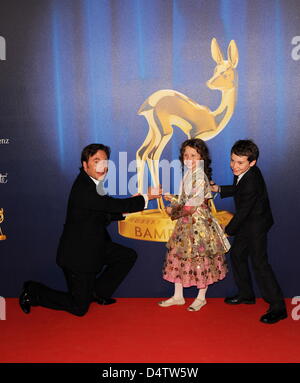 L'acteur et réalisateur allemand Michael ?tyran ? Herbig (L) et de jeunes acteurs Jonas Haemmerle (R) et Mercedes Jadea Diaz (C) arrivent pour le gala 2009 Bambi à Potsdam, Allemagne, 26 novembre 2009. Le Bambi prix décerné chaque année par Hubert Burda Media, l ?année thios Bambi est la 61e édition. C'est le plus ancien et le plus important pour les médias en Allemagne. Photo : Jens Kalaene Banque D'Images