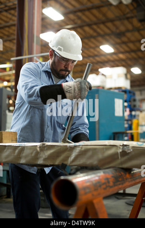 L'utilisation de machines en travailleur de l'usine de métal Banque D'Images