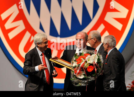 Vizepräsident Fritz Scherer (v.l.), der neue Präsident und guinée Manager Uli Hoeness, der neue Ehrenpräsident Franz Beckenbauer und der Vizepräsident Bernd Rauch stehen am Freitag (du 27.11.2009) à München (Oberbayern) auf der Jahreshauptversammlung des Bundesligisten Fußball-FC Bayern München zusammen auf der Bühne. Der FC Bayern ist mit der drittgrößte Mitgliedern. 150,000 u Banque D'Images