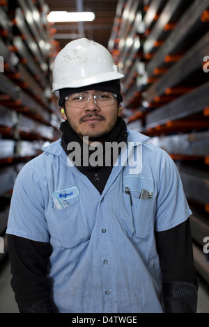 Worker standing in metal plant Banque D'Images