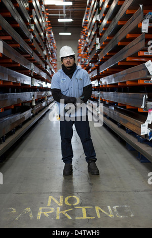 Worker standing in metal plant Banque D'Images