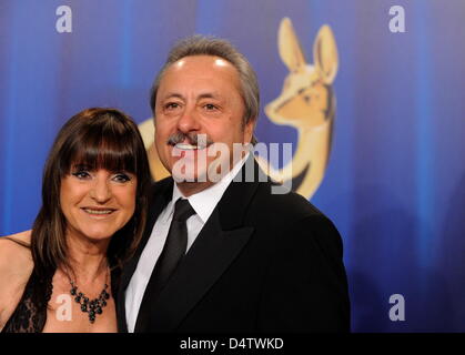 L'acteur allemand Wolfgang Stumph et son épouse Christine arrivent pour le gala 2009 Bambi à Potsdam, Allemagne, 26 novembre 2009. Le Bambi prix décerné chaque année par Hubert Burda Media, cette année ?s Bambi est la 61e édition. C'est le plus ancien et le plus important pour les médias en Allemagne. Photo : Jens Kalaene Banque D'Images