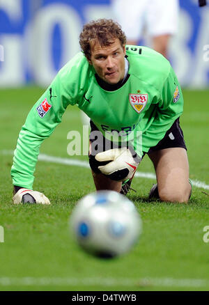 Gardien de but de Stuttgart, Jens Lehmann ne regarde la balle pendant la Bundesliga match Bayer Leverkusen vs VfB Stuttgart au BayArena à Leverkusen, Germisay, 29 novembre 2009. Leverkusen a remporté le match 4-0. Photo : ACHIM SCHEIDEMANN (ATTENTION : période de blocage ! Le LDF permet la poursuite de l'utilisation des images dans l'IPTV, les services mobiles et autres technologies nouvelles seulement deux heures par Banque D'Images