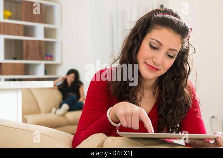 Teenage girl using tablet computer Banque D'Images