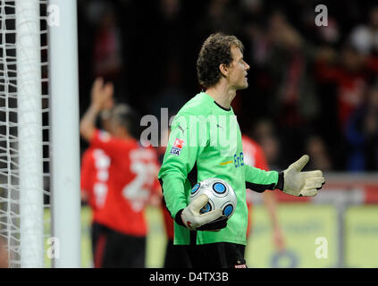 Les joueurs de Leverkusen cheer tandis que Stuttgart, gardien de but Jens Lehmann s'helplesss durant la Bundesliga match Bayer Leverkusen vs VfB Stuttgart au BayArena à Leverkusen, Allemagne, 29 novembre 2009. Leverkusen a remporté le match 4-0. Photo : Achim Scheidemann Banque D'Images