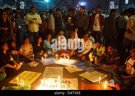 Les protestataires de nuit à l'intersection (Shahbag Shahbagh) site de protestation à Dhaka, Bangladesh, en février 2013. Banque D'Images