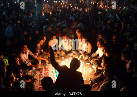 Les protestataires de nuit à l'intersection (Shahbag Shahbagh) site de protestation à Dhaka, Bangladesh, en février 2013. Banque D'Images