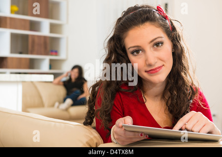 Teenage girl using tablet computer Banque D'Images