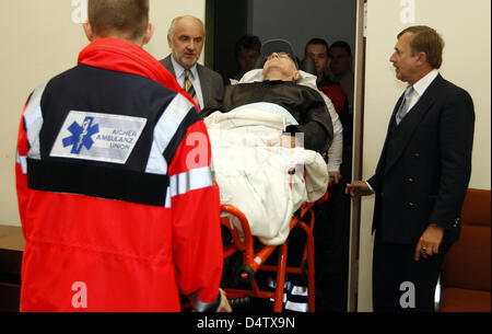 L'ancien gardien d'un camp de concentration présumé John Demjanjuk arrive à la salle d'audience pendant son procès au Tribunal de District de Munich, Allemagne, 01 décembre 2009. Dans l'affaire Demjanjuk sur des accusations de complicité de l'assassinat de 27,900 Juifs dans un camp de la mort nazi, l'ouverture du dernier chapitre de quelque 30 années d'efforts pour poursuivre l'Ohio à la retraite autoworker. Photo : MATTHIAS SCHRADER Banque D'Images