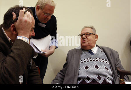 Kurt Gutmann (R) l'un des co-demandeurs parler avec les journalistes avant une audience du procès contre l'ex-garde de camp de concentration présumé John Demjanjuk à la salle d'audience du Tribunal de District de Munich, Allemagne, 01 décembre 2009. Dans l'affaire Demjanjuk sur des accusations de complicité de l'assassinat de 27,900 Juifs dans un camp de la mort nazi, l'ouverture du dernier chapitre de quelque 3 Banque D'Images