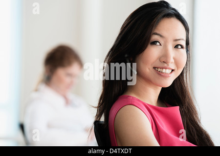 Smiling businesswoman wearing headset Banque D'Images