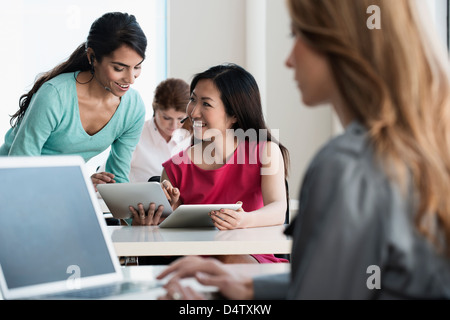 Businesswomen talking in office Banque D'Images