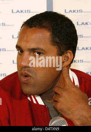 Le joueur de soccer brésilien Ailton photographié au cours d'une conférence de presse au club de soccer KFC Uerdingen 05 à Krefeld, Allemagne, 02 décembre 2009. L'ancien meilleur buteur de Bundesliga Ailton signe un contrat jusqu'en 2011. Photo : ROLAND WEIHRAUCH Banque D'Images