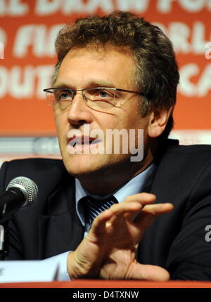 Jérôme Valcke, secrétaire général de la Fédération Internationale de Football Association (FIFA), explique les résultats d'une réunion du comité exécutif au Cap, Afrique du Sud, 02 décembre 2009. FIFA prévoit de travailler en étroite collaboration avec Interpol dans la lutte contre les paris illégaux. Photo : Bernd Weissbrod Banque D'Images